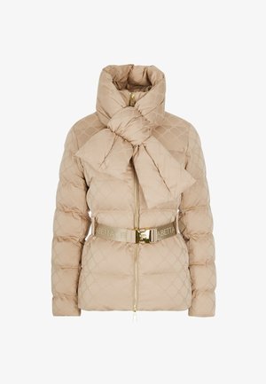 Chaqueta acolchada color beige con patrón de acolchado, cuello alto, detalle de lazo de gran tamaño y cinturón de herrajes dorados con logo, que presenta un cierre frontal de cremallera.