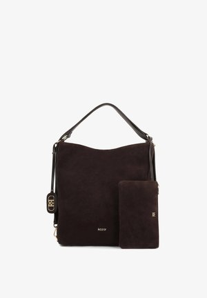Donkerbruine suède handtas met een gebogen bovenkant, bijpassend klein etui, en een zwarte leren schouderband met gouden hardware accenten.