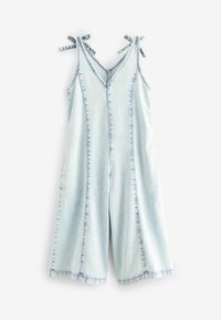 Ljusblå denim jumpsuit med V-ringning, justerbara knytband och vida ben. Har sömdetaljer längs sömmarna.