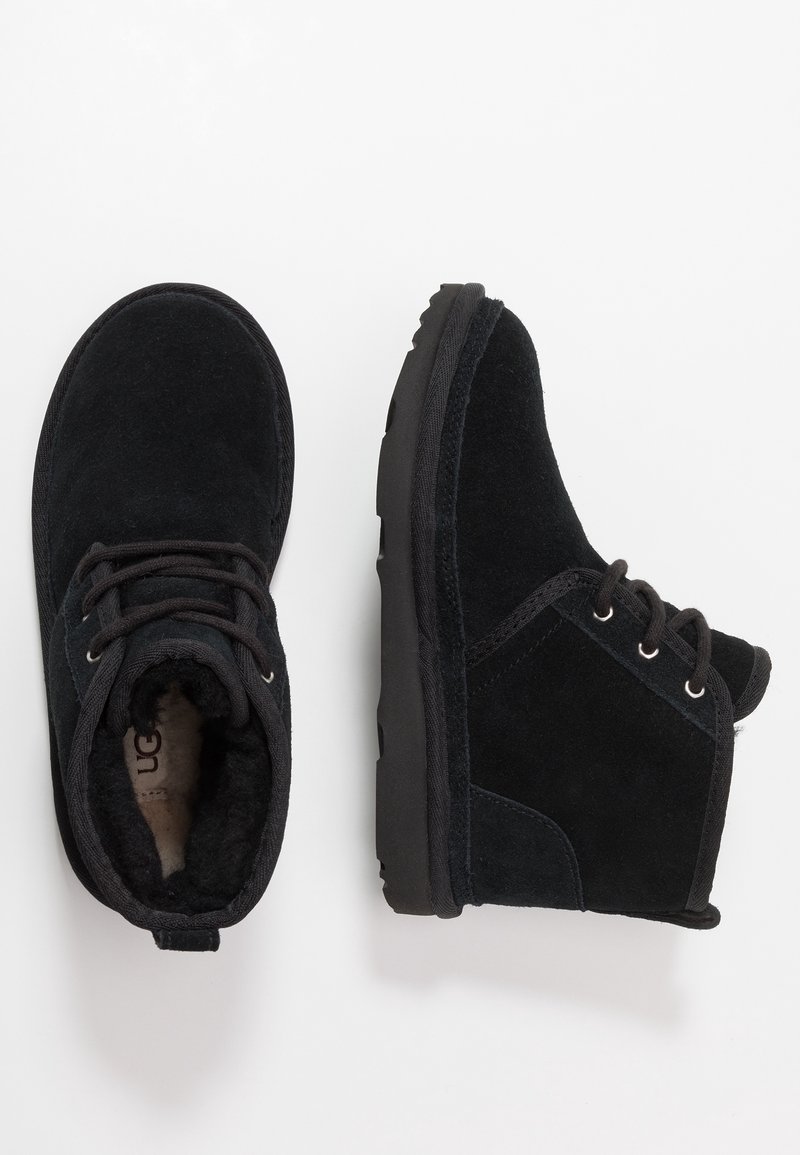 Bottines en daim noir avec lacets à l'avant et doublure intérieure douce et duveteuse, présentées vues de dessus et de côté sur fond blanc.