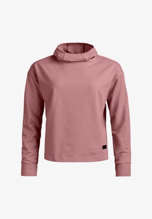 Pullover mit langen Ärmeln in staubigem Rosa, hoher, locker fallender Funnel-Kragen und kleinem schwarzem Etikett an der unteren Vorderseite links.