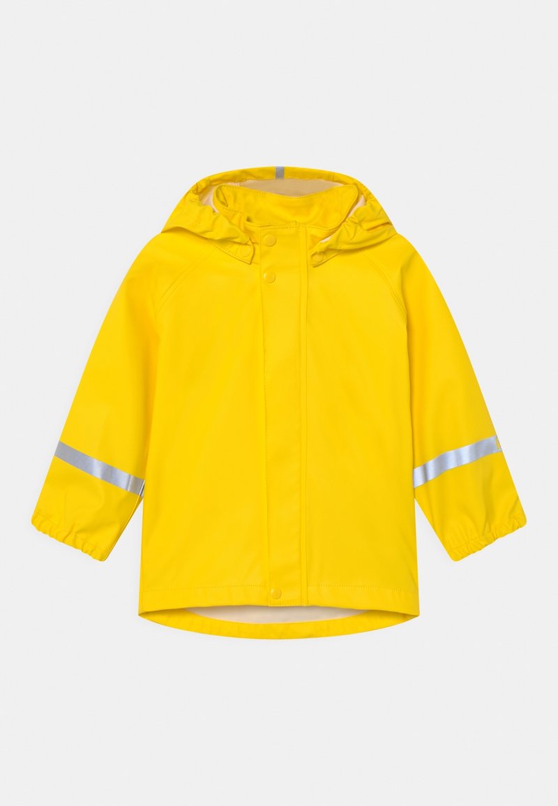Veste de pluie jaune imperméable avec capuche, comportant des bandes réfléchissantes sur les manches, des poignets élastiques et une fermeture à boutons à l'avant.