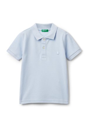 Polo bleu clair en coton texturé, avec un col, trois boutons et un petit logo de pieuvre brodé sur la poitrine.