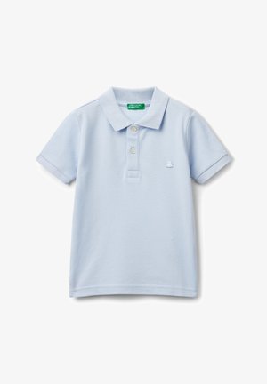 Polo di colore azzurro chiaro realizzato in cotone strutturato, con colletto, tre bottoni e un piccolo logo di un polpo ricamato sul petto.
