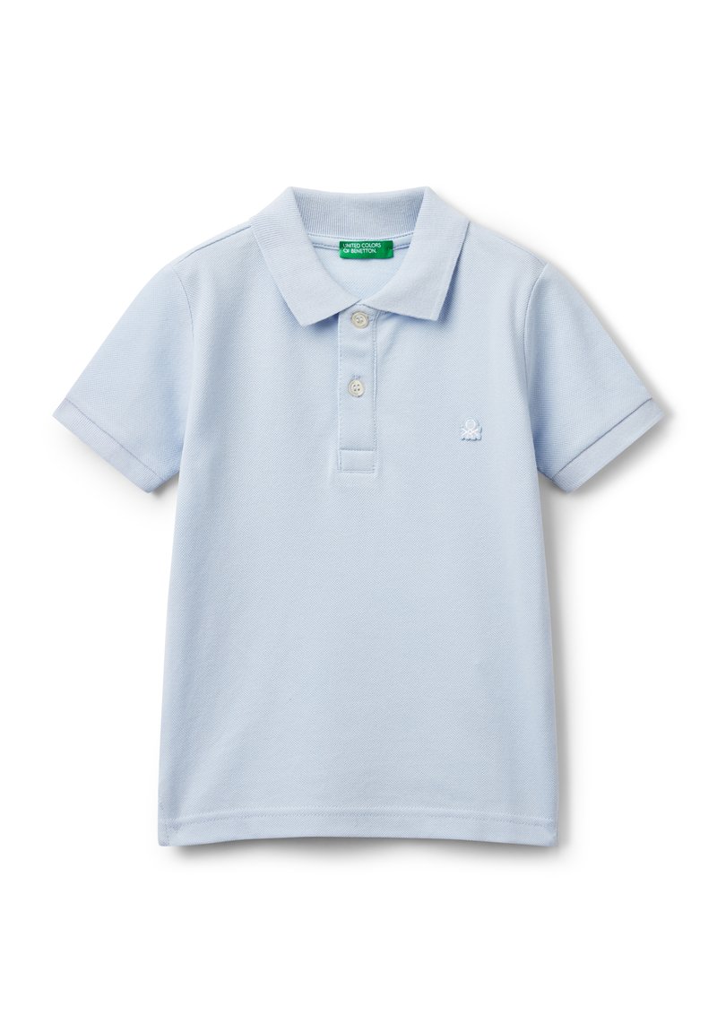 Světle modré polo tričko vyrobené z texturované bavlny, se límcem, třemi knoflíky a malým vyšívaným logem chobotnice na hrudi.
