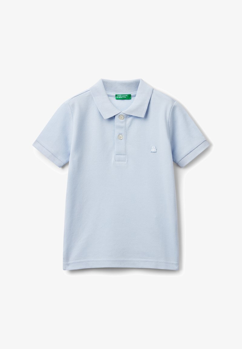 Světle modré polo tričko vyrobené z texturované bavlny, se límcem, třemi knoflíky a malým vyšívaným logem chobotnice na hrudi.