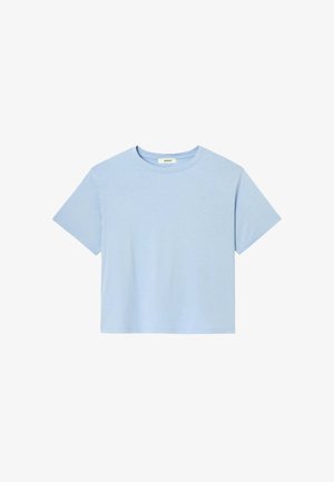 T-shirt court manches courtes bleu clair avec col rond et petite étiquette de marque à l'intérieur du col.