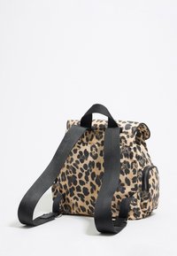 Kompaktowy plecak w beżowo-czarny wzór lamparta, z czarnymi regulowanymi paskami na ramiona, boczną kieszenią na zamek oraz uchwytem do noszenia u góry, widziany od tyłu.