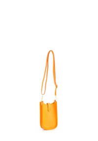 Oranger Leder-Crossbody-Beutel mit strukturiertem Finish, ausgestattet mit einem einzelnen Tragegurt und einem Druckverschluss an der Oberseite. Akzente in Goldfarbe.
