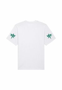 T-shirt blanc à manches courtes avec un design d'étoile verte sur chaque manche. Fabriqué à partir d'un tissu doux, avec un col rond classique et une coupe droite.