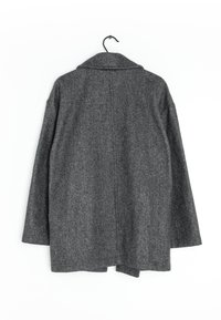 Manteau en laine gris avec un col cranté, des manches longues et une coupe droite. Présente une couture centrale au dos et une bride pour accrocher.