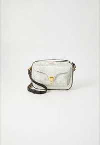 Bílá křížová taška z popraskané kůže s černým popruhem, zlatým kováním a přední kapsou s klopou. Obdélníkový tvar, texturovaný povrch.