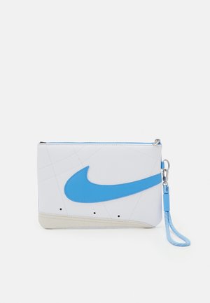 Trousse rectangulaire blanche avec fermeture éclair, grand logo Nike bleu et bracelet bleu attaché sur le côté droit.