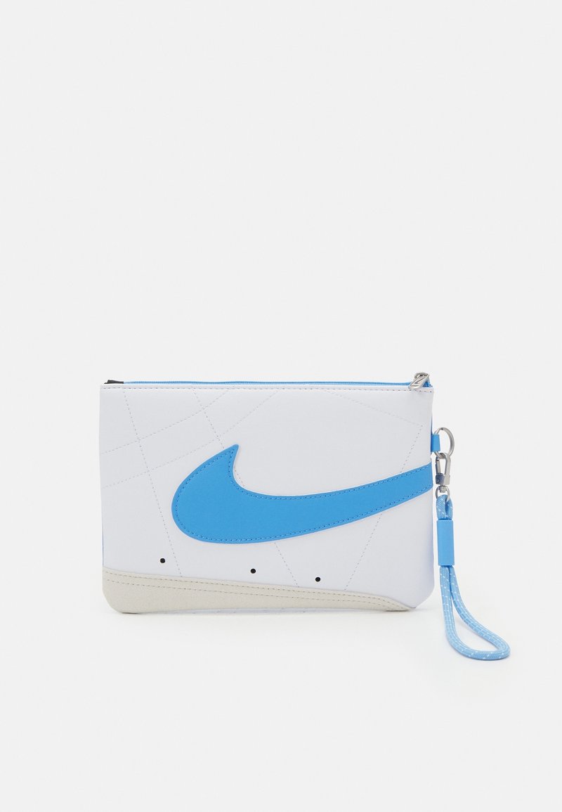 Trousse rectangulaire blanche avec fermeture éclair, grand logo Nike bleu et bracelet bleu attaché sur le côté droit.