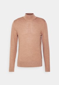 Jasnobrązowy sweter z golfem wykonany z miękkiego materiału dzianinowego, z długimi rękawami i subtelnym logo na klatce piersiowej.