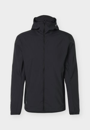 Μαύρο ελαφρύ μπουφάν με κουκούλα, εμπρόσθιο φερμουάρ και μακριά μανίκια, σχεδιασμένο για εξωτερική χρήση.