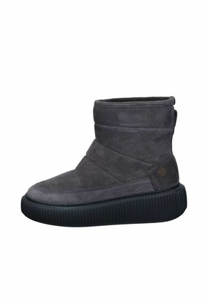 Grau Wildleder Stiefelette mit abgerundeter Zehenpartie, geschichtetem Design und gerippter schwarzer Gummisohle. Mit einem seitlichen Logoakzent.