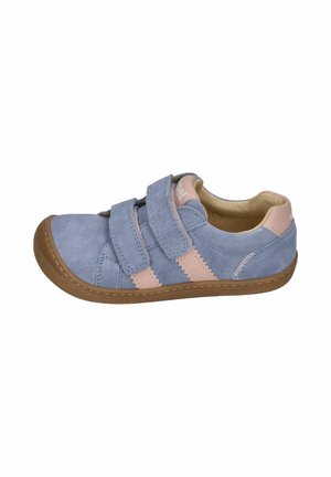 Blauer Wildlederschuh für Kinder mit pinken Streifen, zwei Klettverschlüssen und brauner Gummisohle, seitlich auf weißem Hintergrund dargestellt.