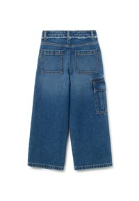 Pantalones de mezclilla anchos y azules con dos bolsillos traseros de parche y un bolsillo lateral tipo cargo, con un detalle de cinturilla deshilachada.