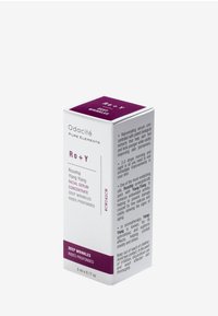 Hvit pappeske med lilla aksenter; merket "Odacité Ro + Y Rosehip Ylang Ylang Facial Serum" for dype rynker. Inneholder 5 ml.