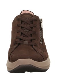 Brązowy skórzany sneaker z sznurowaniem, z bocznym zamkiem błyskawicznym, ciemną gumową podeszwą i różowym wnętrzem. Gładka tekstura i minimalne przeszycia.