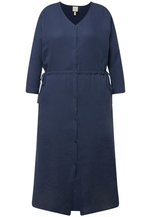 Abito blu navy con bottoni, scollatura a V, maniche a tre quarti e vita con cintura regolabile. Tessuto liscio e orlo a lunghezza ginocchio.