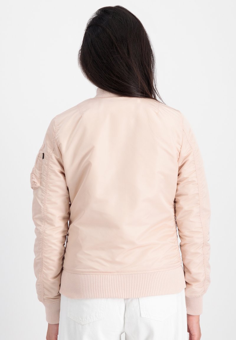 Helle rosa Bomberjacke mit geripptem Saum und Bündchen, versehen mit einer glatten Satinoberfläche und einer aufgesetzten Tasche am linken Ärmel.