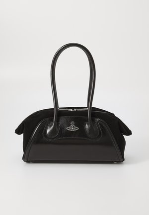 Borsa nera con due manici lunghi e stondati, emblema del logo argentato sulla parte anteriore e design strutturato in suede e pelle.