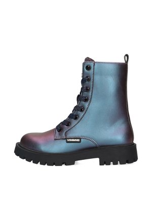 Schnürstiefelette mit einem blauen bis lila irisierenden Lederfinish, schwarzer Gummisohle und kontrastierenden blauen Schnürsenkeln. Verfügt über eine Zuglasche.