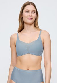 Lichtblauwe beha met een gladde textuur, voorzien van een subtiel gaasdetail in het midden, verstelbare bandjes en een voorgevormde cups.