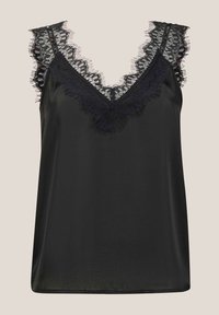Zwarte satijnen camisole met een diepe V-halslijn en fijne zwarte kantafwerking langs de schouders en de halslijn. Gladde textuur overal.