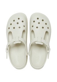 Witte rubberen sandalen met geperforeerd ontwerp en verstelbare band. Geribbelde binnenzool, open teenstijl en gevormde vorm voor comfort.