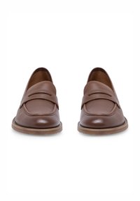 Pruunid nahast loafersid, millel on tikkitud mokassiintall, libisemiskindel disain ja madal kummist tald. Kaunistatud kahe dekoratiivse rihmaga.