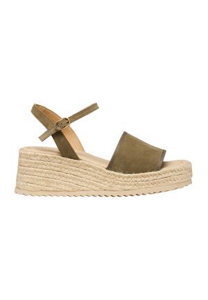 Sandale compensée espadrille avec brides en daim vert olive, boucle à la cheville, et semelle plateforme en jute tressé avec semelle extérieure en caoutchouc.
