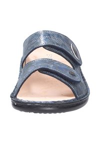 Sandal in pelle blu con due cinturini regolabili, design con punta aperta e un accento circolare. Soletta morbida e suola esterna in gomma nera texturizzata.