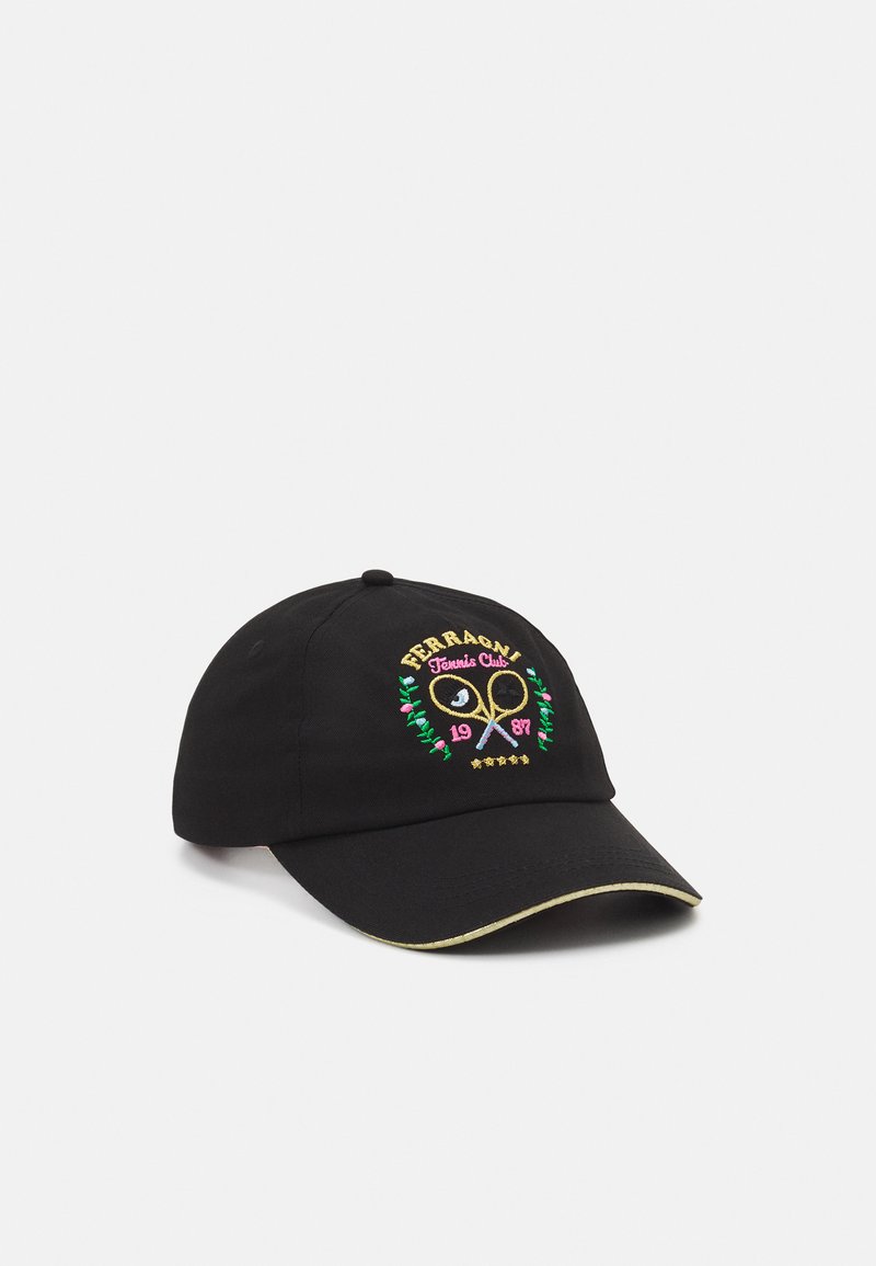 Gorra negra con el logotipo bordado "FERRAGAMO Tennis Club", que presenta raquetas cruzadas, acentos florales y un borde dorado en la visera.