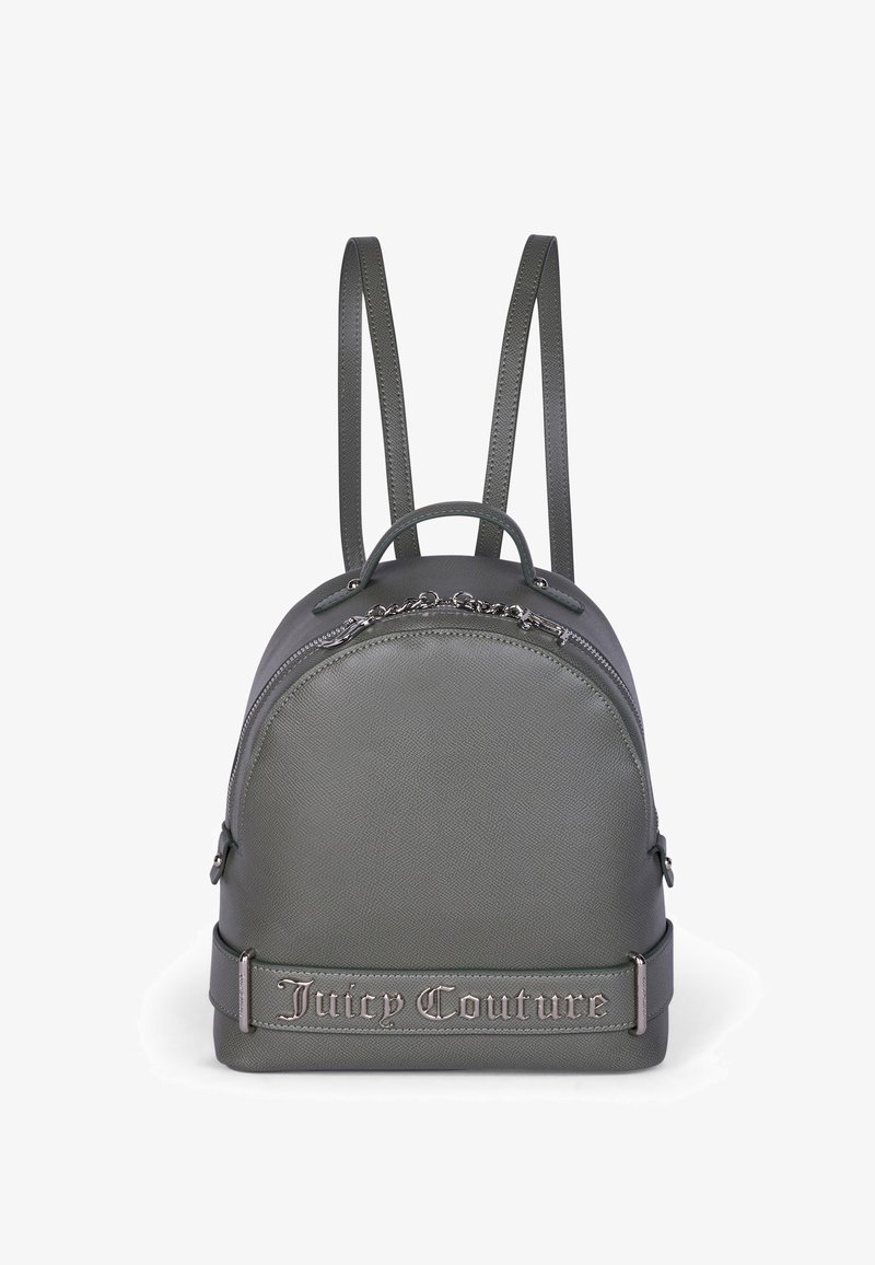 Zaino in finta pelle grigia con forma arrotondata, doppie spalline regolabili e maniglia superiore. Dotato di una cerniera argento e di una tracolla con logo in rilievo.