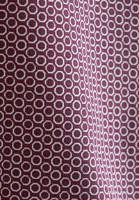 Bordowa tkanina z geometrycznym wzorem białych ośmiokątów, z małą czerwoną kropką w centrum, tworzącym teksturowany wygląd.