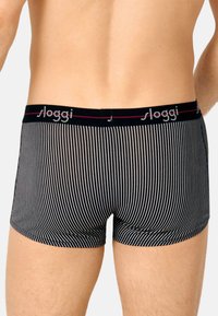 Schwarz-weiße gestreifte Boxershorts mit enganliegender Passform, ausgestattet mit einem schwarzen Bund, auf dem der Markenname "sloggi" in silberner Schrift steht.