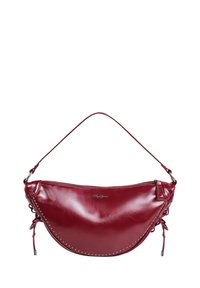 Λείο μπορντώ δερμάτινο τσαντάκι ώμου με φερμουάρ στην κορυφή, μικρές ασημί καρφίτσες κατά μήκος της καμπύλης άκρης, και λουρί ώμου συνδεδεμένο με μεταλλικούς κρίκους.