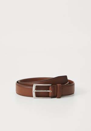 Cinto de couro castanho com um acabamento suave, apresentando uma fivela de metal prateada e costura subtil ao longo das bordas. Design clássico e durável.