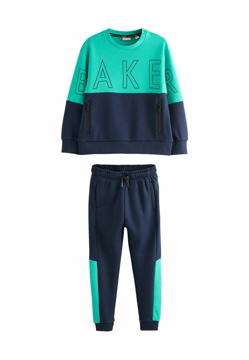 To-delt tracksuit med en teal og navy farveblok design, med "BAKER" tekst på sweatshirt og lynlåslommer. Sweatsbukserne har tætsiddende ben.