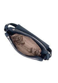 Granatowa skórzana torba z srebrnymi zamkami, otwierająca się, by odkryć jasnobeżowe wnętrze. Posiada pojedynczy pasek i teksturowane wykończenie zewnętrzne.