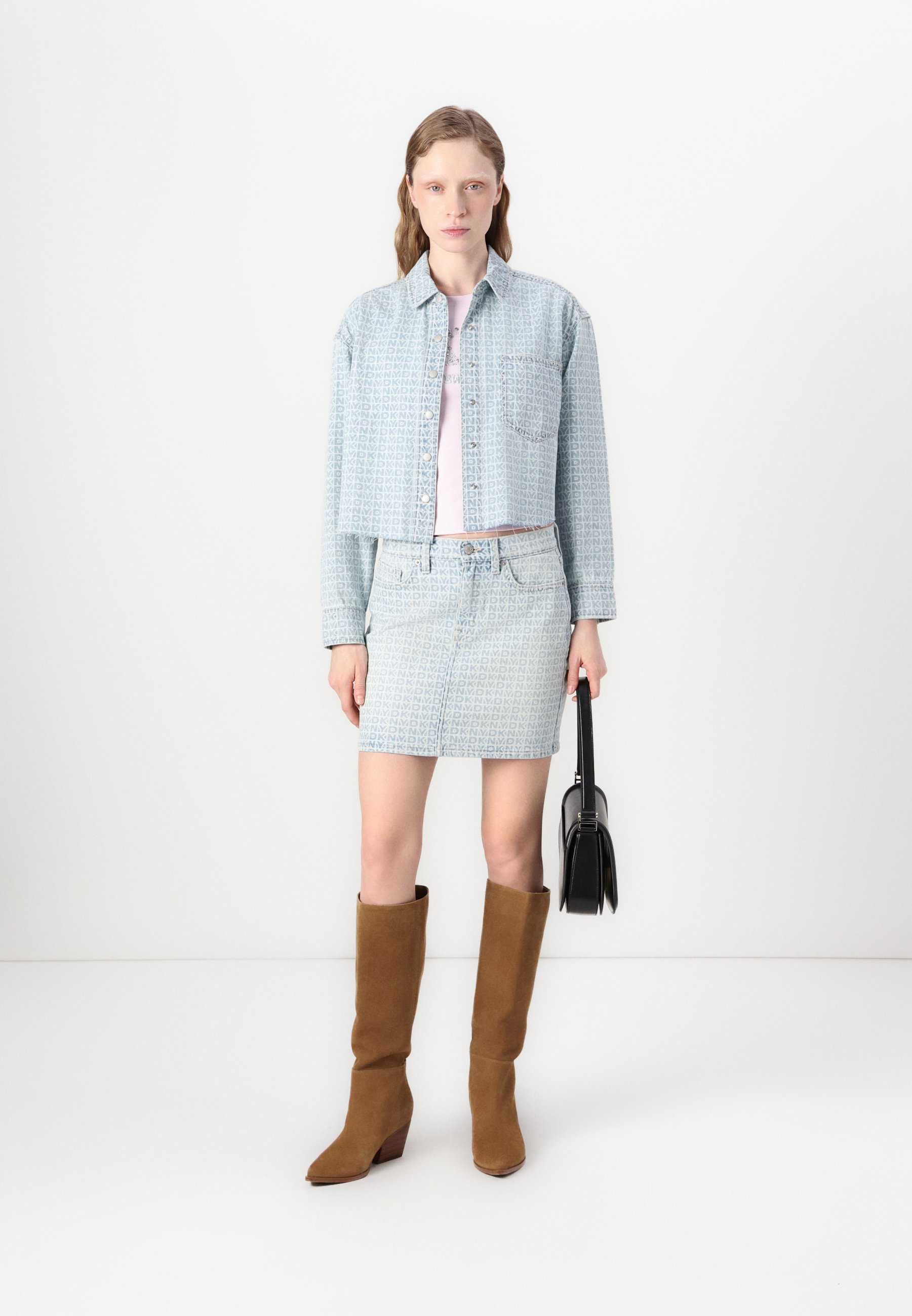 DKNY CROPPED DROP SHOULDER LOGO SHIRT WITH RAZOR CUTHEM