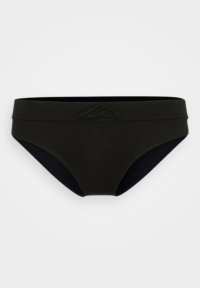 Black ribbed fabric brief with a wide waistband and embossed logo. Features a contrasting dark blue interior lining. Classic design and fit.