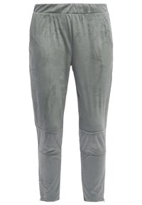Grijze joggers van zachte stof, met een elastische tailleband, taps toelopende benen en ritsdetails bij de enkels. Gladde textuur, minimalistisch ontwerp.