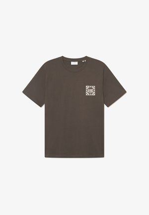 T-shirt en coton vert olive foncé avec un col rond et des manches courtes, présentant un petit logo carré imprimé sur la poitrine gauche.