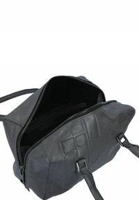 Borsa a mano in pelle grigia con chiusura a zip, superficie texturizzata, tracolle piatte e tasche interne. Presenta un sottile dettaglio del logo impresso.