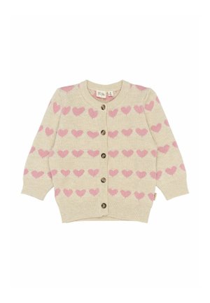 Beżowy sweter z dzianiny z różowymi wzorami serc, okrągły dekolt i zapięcie na guziki z przodu. Długie rękawy z ściągaczami na mankietach i u dołu.