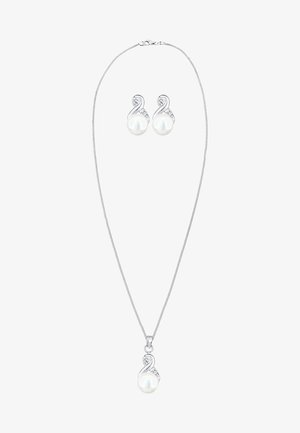 Set de bijuterii din perle, care include un colier cu lant de argint cu un pandantiv din perlă și cercei asortați, împodobite cu accente clare în design spiral.